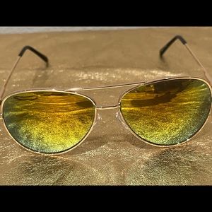 City Shades Be Spontaneous polarized unisex sunglasses with gold rims nose pads